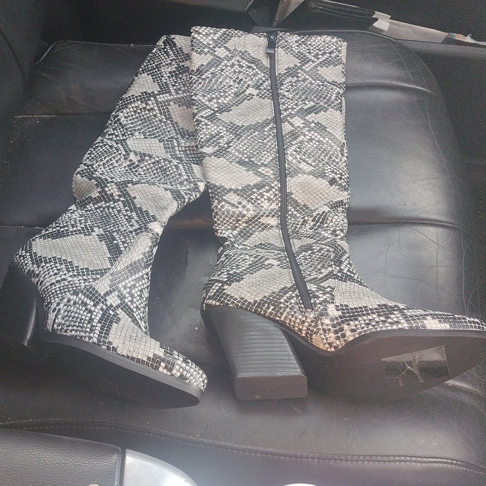 Knee high snake skin printed boots blk and white